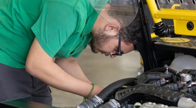 gestes et postures manutention en atelier de mécanique